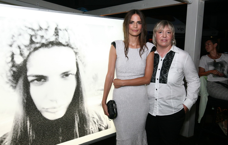 Zadar, 200811.
U Maraschino baru zapoceo je Nior festival. Festival je otvoren hrvatskom premijerom kratkometraznog filma ‘Mind Games’ redatelja Gavina Bonda. U filmu glume hrvatski top model Helena Sopar i Brian Geraghty (poznat po ulozi u Oscarom nagra Zadar, 200811.
U Maraschino baru zapoceo je Nior festival. Festival je otvoren hrvatskom premijerom kratkometraznog filma ‘Mind Games’ redatelja Gavina Bonda. U filmu glume hrvatski top model Helena Sopar i Brian Geraghty (poznat po ulozi u Oscarom nagra