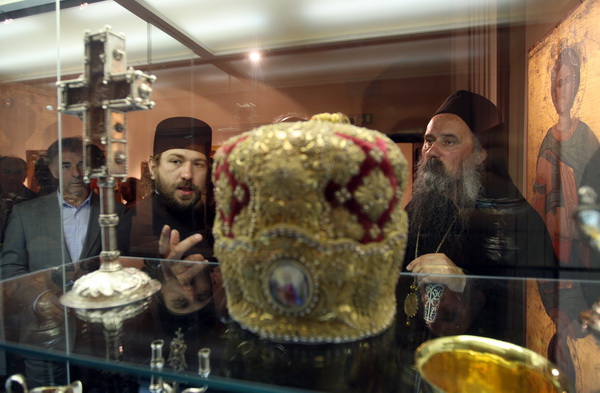 Zadar, 170513.
Crkva sv Ilije, Poluotok.
Veceras je otvorena sakralna riznica pravoslavne crkve sv. Ilije – vrijedne umjetnine i galerija ikona. Javnosti ju je predstavio episkop dalmatinski Fotije. Riznica je obnovljena sredstvima Ministarstva kultur Zadar, 170513.
Crkva sv Ilije, Poluotok.
Veceras je otvorena sakralna riznica pravoslavne crkve sv. Ilije – vrijedne umjetnine i galerija ikona. Javnosti ju je predstavio episkop dalmatinski Fotije. Riznica je obnovljena sredstvima Ministarstva kultur