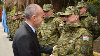 Ministar Krstičević posjetio eskadrilu transportnih helikoptera Ministar Krstičević posjetio eskadrilu transportnih helikoptera