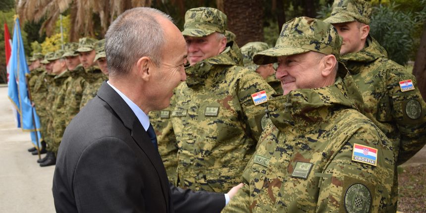 Ministar Krstičević posjetio eskadrilu transportnih helikoptera