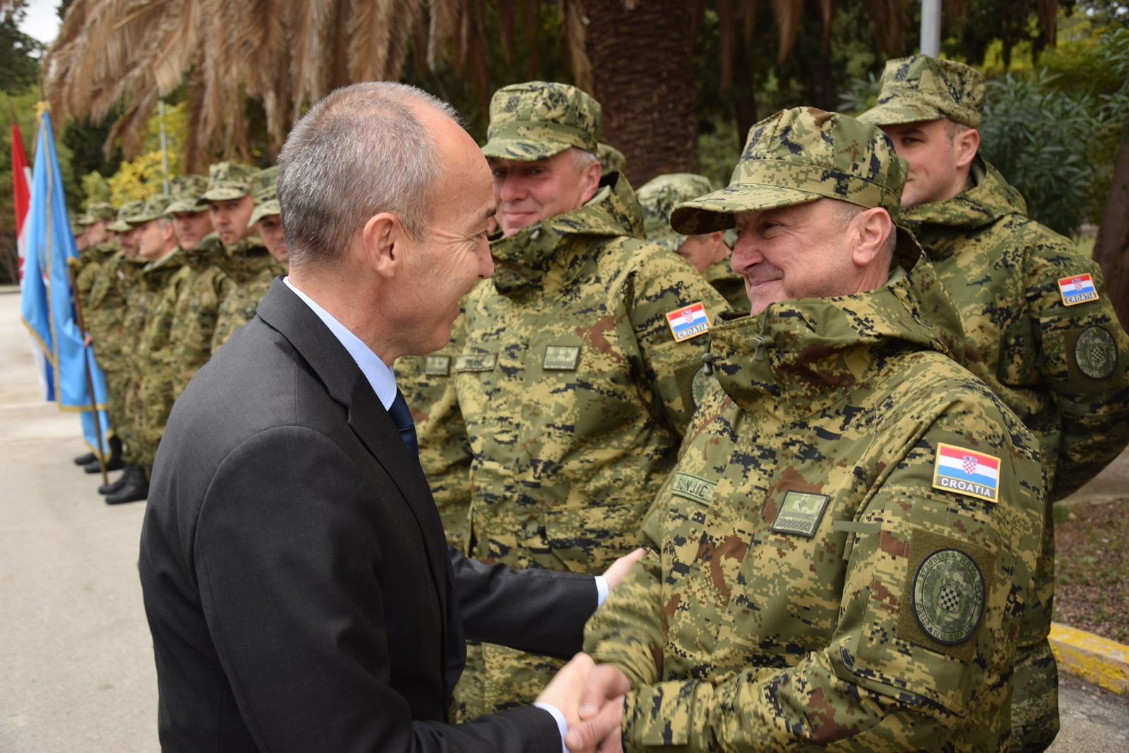 Ministar Krstičević posjetio eskadrilu transportnih helikoptera Ministar Krstičević posjetio eskadrilu transportnih helikoptera