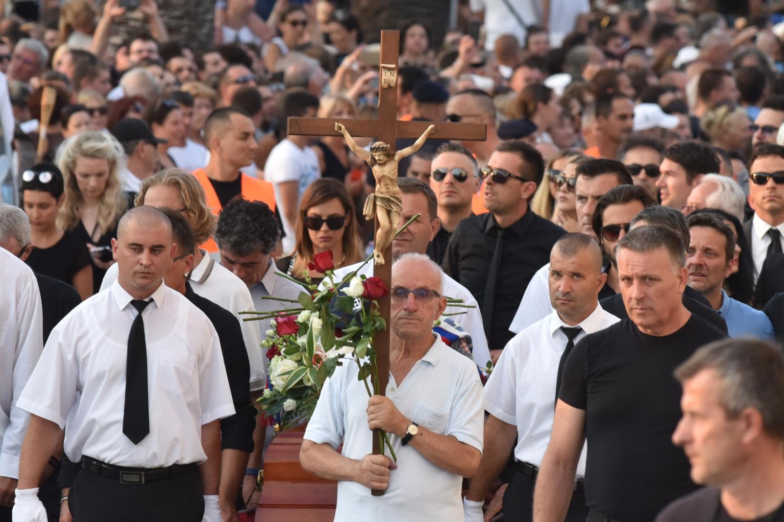 Split dostojanstveno na posljednju plovidbu ispratio legendu Olivera Dragojevića
