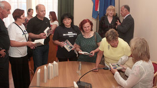 Julianne Eden Bušić predstavila novu knjigu “Živa glava”, Foto: Lucija Juravić Julianne Eden Bušić predstavila novu knjigu “Živa glava”, Foto: Lucija Juravić