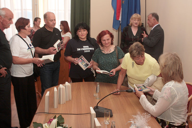 Julianne Eden Bušić predstavila novu knjigu “Živa glava”, Foto: Lucija Juravić Julianne Eden Bušić predstavila novu knjigu “Živa glava”, Foto: Lucija Juravić