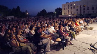 BelCante: Sandra Bagaric i Martina Tomcic ispred crkve sv. Donata BelCante: Sandra Bagaric i Martina Tomcic ispred crkve sv. Donata