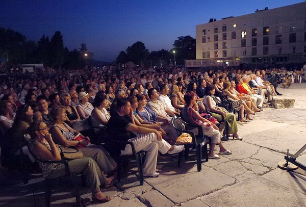 BelCante: Sandra Bagaric i Martina Tomcic ispred crkve sv. Donata BelCante: Sandra Bagaric i Martina Tomcic ispred crkve sv. Donata