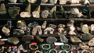 U Domu sportova odrzava se 18. Medjunarodni sajam dragog i poludragog kamenja – Mineral Expo Zagreb. Kao i svake godine razni medjunarodni izlagaci ponudili su posjetiteljima nakit i ukrasne predmete od dragog i poludragog kamenja, bisera i koralja, te ne U Domu sportova odrzava se 18. Medjunarodni sajam dragog i poludragog kamenja – Mineral Expo Zagreb. Kao i svake godine razni medjunarodni izlagaci ponudili su posjetiteljima nakit i ukrasne predmete od dragog i poludragog kamenja, bisera i koralja, te ne