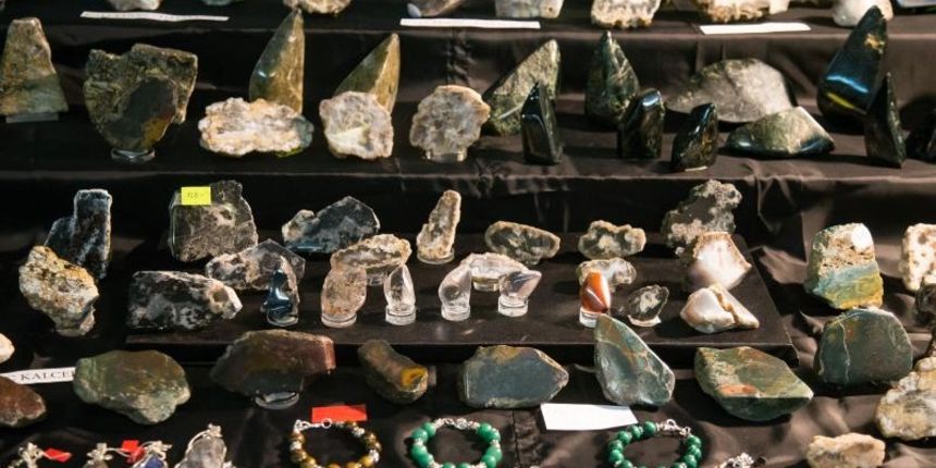 U Domu sportova odrzava se 18. Medjunarodni sajam dragog i poludragog kamenja – Mineral Expo Zagreb. Kao i svake godine razni medjunarodni izlagaci ponudili su posjetiteljima nakit i ukrasne predmete od dragog i poludragog kamenja, bisera i koralja, te ne U Domu sportova odrzava se 18. Medjunarodni sajam dragog i poludragog kamenja – Mineral Expo Zagreb. Kao i svake godine razni medjunarodni izlagaci ponudili su posjetiteljima nakit i ukrasne predmete od dragog i poludragog kamenja, bisera i koralja, te ne