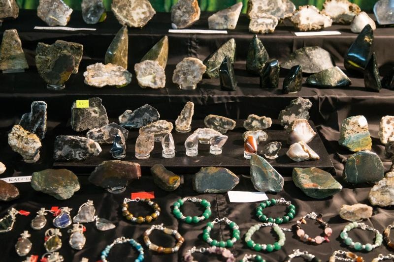 U Domu sportova odrzava se 18. Medjunarodni sajam dragog i poludragog kamenja – Mineral Expo Zagreb. Kao i svake godine razni medjunarodni izlagaci ponudili su posjetiteljima nakit i ukrasne predmete od dragog i poludragog kamenja, bisera i koralja, te ne U Domu sportova odrzava se 18. Medjunarodni sajam dragog i poludragog kamenja – Mineral Expo Zagreb. Kao i svake godine razni medjunarodni izlagaci ponudili su posjetiteljima nakit i ukrasne predmete od dragog i poludragog kamenja, bisera i koralja, te ne
