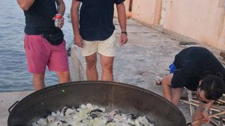 Tunuara 2016 – defile ribarica, spremanje brudeta, demonstracija ribarske vještine i koncert Zorica Kondža. Foto: TZ općine Kali/Adam Vidas Tunuara 2016 – defile ribarica, spremanje brudeta, demonstracija ribarske vještine i koncert Zorica Kondža. Foto: TZ općine Kali/Adam Vidas