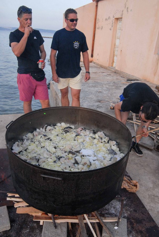 Tunuara 2016 – defile ribarica, spremanje brudeta, demonstracija ribarske vještine i koncert Zorica Kondža. Foto: TZ općine Kali/Adam Vidas Tunuara 2016 – defile ribarica, spremanje brudeta, demonstracija ribarske vještine i koncert Zorica Kondža. Foto: TZ općine Kali/Adam Vidas