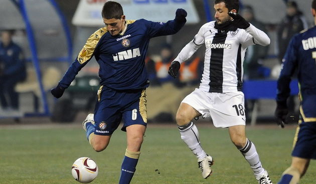 Zagreb, 151210. Stadion Maksimir.  Euroliga, nogometna utakmica 6. kola skupine D,  susret izmedju NK Dinama i grckog PAOK-a F. C. Na slici: Adrian Ademi, Giorgos Fotakis. Foto: Damir Krajac / CROPIX