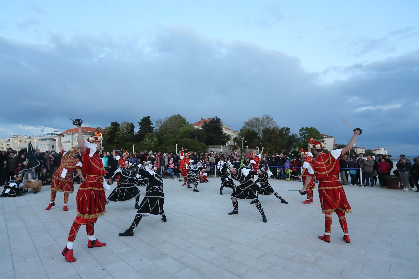 HGD Sv. Cecilija izvelo korčulanski viteški ples “Moreška” na Pozdravu suncu