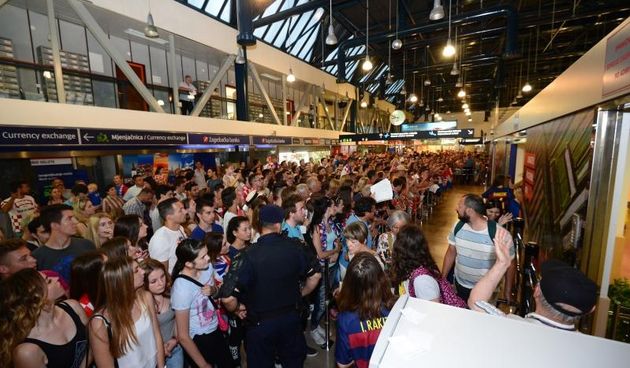 Vjerni navijaci u zracnoj luci docekuju hrvatsku nogometnu reprezentaciju koja se nakon poraza od Portugala u osmini finala Euro 2016 vraca iz Francuske. Photo: Marko Prpic/PIXSELL