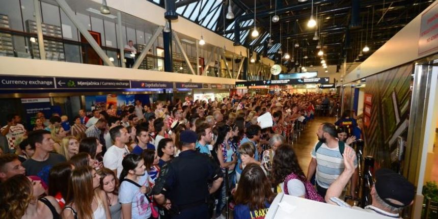 Vjerni navijaci u zracnoj luci docekuju hrvatsku nogometnu reprezentaciju koja se nakon poraza od Portugala u osmini finala Euro 2016 vraca iz Francuske. Photo: Marko Prpic/PIXSELL Vjerni navijaci u zracnoj luci docekuju hrvatsku nogometnu reprezentaciju koja se nakon poraza od Portugala u osmini finala Euro 2016 vraca iz Francuske. Photo: Marko Prpic/PIXSELL