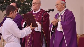 Kistanje: Zadarski nadbiskup Želimir Puljić blagoslovio relikvije sv. Nikole. Foto: Hrvoje Jelavić/PIXSELL Kistanje: Zadarski nadbiskup Želimir Puljić blagoslovio relikvije sv. Nikole. Foto: Hrvoje Jelavić/PIXSELL