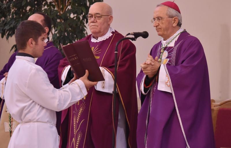 Kistanje: Zadarski nadbiskup Želimir Puljić blagoslovio relikvije sv. Nikole. Foto: Hrvoje Jelavić/PIXSELL Kistanje: Zadarski nadbiskup Želimir Puljić blagoslovio relikvije sv. Nikole. Foto: Hrvoje Jelavić/PIXSELL