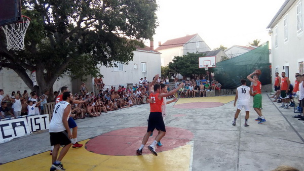 41. Otočki košarkaški turnir “Ist 2016”. Foto: Zvonimir Brzić 41. Otočki košarkaški turnir “Ist 2016”. Foto: Zvonimir Brzić