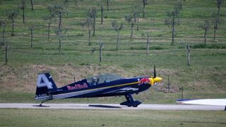 Aerodrom Vrsar domacin Red Bull Air Race Svjetskog prvenstva 2014. Red Bull Air Race okuplja najbolje svjetske pilote koji kombinacijom brzine, preciznosti i vjestine upravljaju okretnim avionima, provlaceci se kroz 25 m visoka vrata, do brzine od cak 370 Aerodrom Vrsar domacin Red Bull Air Race Svjetskog prvenstva 2014. Red Bull Air Race okuplja najbolje svjetske pilote koji kombinacijom brzine, preciznosti i vjestine upravljaju okretnim avionima, provlaceci se kroz 25 m visoka vrata, do brzine od cak 370