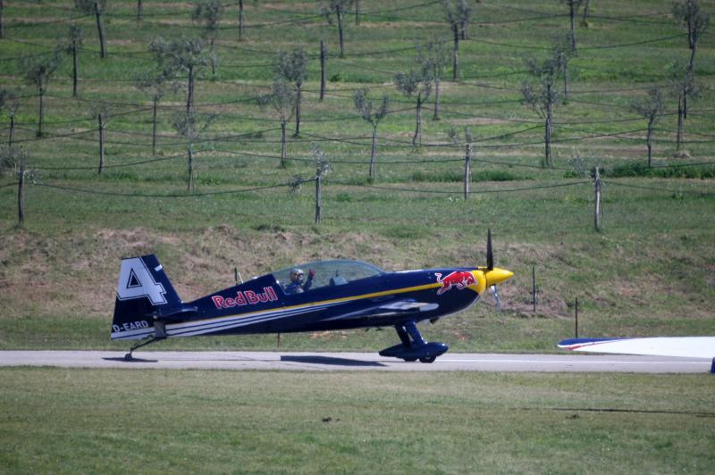 Aerodrom Vrsar domacin Red Bull Air Race Svjetskog prvenstva 2014. Red Bull Air Race okuplja najbolje svjetske pilote koji kombinacijom brzine, preciznosti i vjestine upravljaju okretnim avionima, provlaceci se kroz 25 m visoka vrata, do brzine od cak 370 Aerodrom Vrsar domacin Red Bull Air Race Svjetskog prvenstva 2014. Red Bull Air Race okuplja najbolje svjetske pilote koji kombinacijom brzine, preciznosti i vjestine upravljaju okretnim avionima, provlaceci se kroz 25 m visoka vrata, do brzine od cak 370