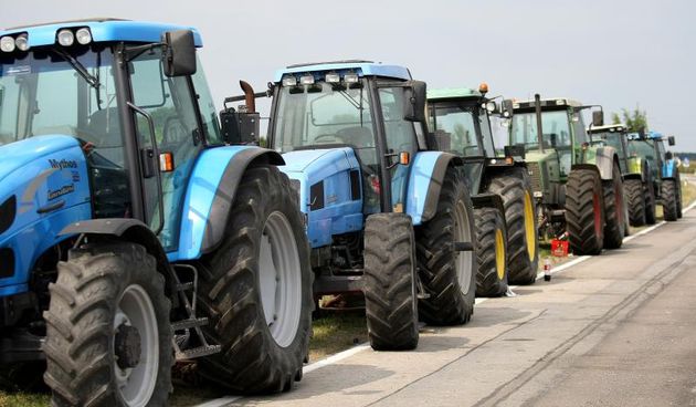14.08.2013., Zupanja – Prosvjed seljaka se i dalje nastavlja uz blokadu prometnica. Ljudi spavaju ispod traktora u hladovini. Photo: Davor Javorovic/PIXSELL