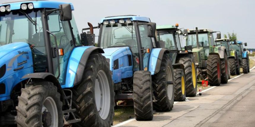 14.08.2013., Zupanja – Prosvjed seljaka se i dalje nastavlja uz blokadu prometnica. Ljudi spavaju ispod traktora u hladovini. Photo: Davor Javorovic/PIXSELL 14.08.2013., Zupanja – Prosvjed seljaka se i dalje nastavlja uz blokadu prometnica. Ljudi spavaju ispod traktora u hladovini. Photo: Davor Javorovic/PIXSELL