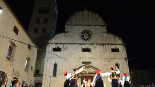 Nastup ansambla Lado ispred crkve sv. Marije ; foto Iva Perinčić Nastup ansambla Lado ispred crkve sv. Marije ; foto Iva Perinčić