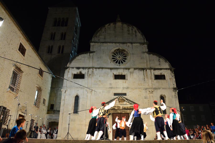 Nastup ansambla Lado ispred crkve sv. Marije ; foto Iva Perinčić Nastup ansambla Lado ispred crkve sv. Marije ; foto Iva Perinčić
