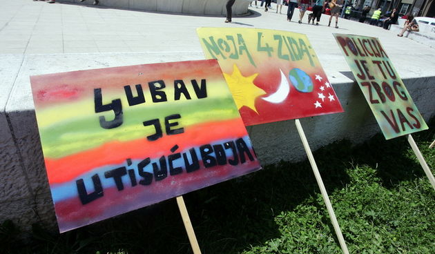 Zagreb, 180611.
Na Trgu zrtava fasizma poceo je “Zagreb Pride 2011”. 
Tema ovogodisnje Povorke ponosa Zagreb Pridea je “Nasih prvih deset”, kojom se zeli zatvoriti prvo desetljece borbe za LGBT prava u Hrvatskoj. Povorka sa Trga zrtava fasizma krece prema