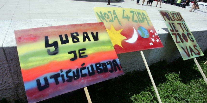 Zagreb, 180611.
Na Trgu zrtava fasizma poceo je “Zagreb Pride 2011”. 
Tema ovogodisnje Povorke ponosa Zagreb Pridea je “Nasih prvih deset”, kojom se zeli zatvoriti prvo desetljece borbe za LGBT prava u Hrvatskoj. Povorka sa Trga zrtava fasizma krece prema