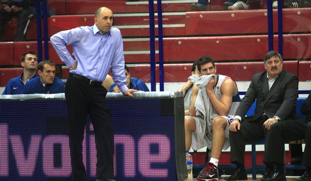 Zagreb, 250311. KC Drazen Petrovic. Kosarkaska utakmica, 2.kolo Liga za prvaka Cibona – Zadar. Na slici: Nemocni trener Cibone Drazen Anzulovic. Foto: Nenad Dugi / Cropix