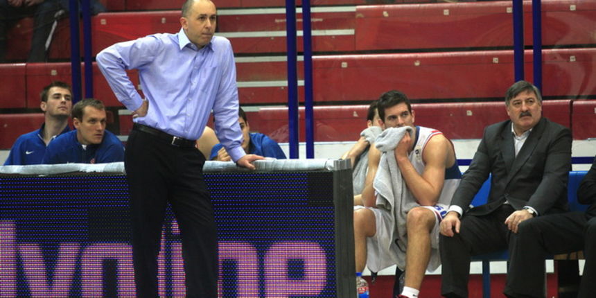 Zagreb, 250311. KC Drazen Petrovic. Kosarkaska utakmica, 2.kolo Liga za prvaka Cibona – Zadar. Na slici: Nemocni trener Cibone Drazen Anzulovic. Foto: Nenad Dugi / Cropix Zagreb, 250311. KC Drazen Petrovic. Kosarkaska utakmica, 2.kolo Liga za prvaka Cibona – Zadar. Na slici: Nemocni trener Cibone Drazen Anzulovic. Foto: Nenad Dugi / Cropix