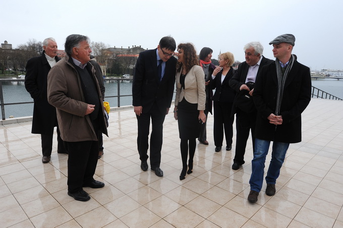 Zadar, 250313
Ministar znanosti, obrazovanja i sporta Zeljko Jovanovic boravak u Zadru zavrsio je posjetom najstarijem djelatnom sportskom drustvu u Zadru i prvom osnovanom hrvatskom veslackom klubu na Jadranskom moru Zadar, 250313
Ministar znanosti, obrazovanja i sporta Zeljko Jovanovic boravak u Zadru zavrsio je posjetom najstarijem djelatnom sportskom drustvu u Zadru i prvom osnovanom hrvatskom veslackom klubu na Jadranskom moru