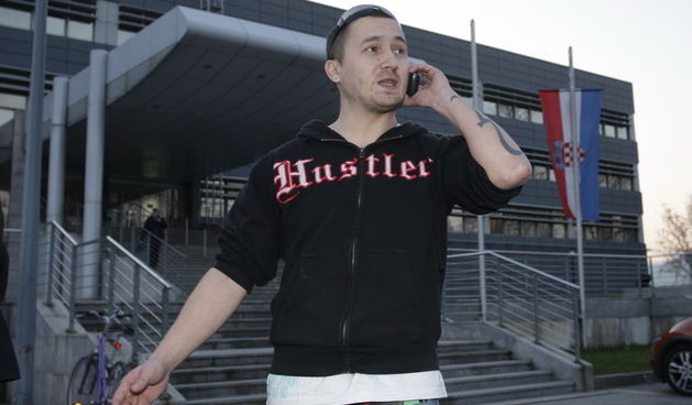 Zagreb, 070410.Vlasnik portala Index.hr Matija Babic i dio novinarima Indexa predali su se policiji u Heinzelovoj uz poruku ja sam objavio Registar. Pozivaju gradjane da im se pridruze u izrazavanju solidarnosti sa uhicenim Markom Rakarom. Na slici: Mat