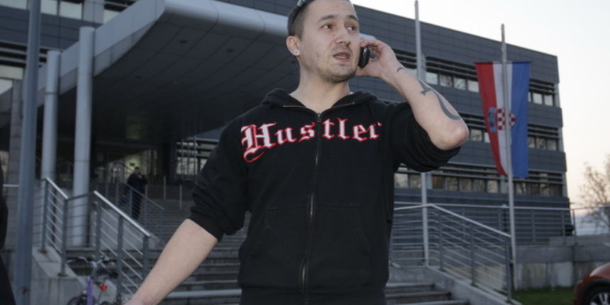 Zagreb, 070410.Vlasnik portala Index.hr Matija Babic i dio novinarima Indexa predali su se policiji u Heinzelovoj uz poruku ja sam objavio Registar. Pozivaju gradjane da im se pridruze u izrazavanju solidarnosti sa uhicenim Markom Rakarom. Na slici: Mat Zagreb, 070410.Vlasnik portala Index.hr Matija Babic i dio novinarima Indexa predali su se policiji u Heinzelovoj uz poruku ja sam objavio Registar. Pozivaju gradjane da im se pridruze u izrazavanju solidarnosti sa uhicenim Markom Rakarom. Na slici: Mat