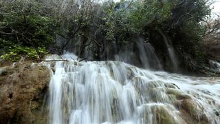 Vjetar raznoseći vodenu pjenu i sitne kapljice stvara poseban ugođaj u NP Krka