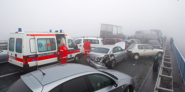 Zagreb, 161111.
Zagrebacka obilaznica, smjer istok, na mostu prije cvora Ivanja Reka, u jutrosnjoj magli oko 7 i 30 sati , sudarilo se dvadesetak automobila, a ozlijedjeno je vise osoba.
Foto: Goran Mehkek / Cropix