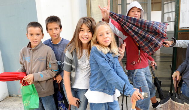 Zadar, 060910.
Danas 6. rujna pocela je skola. 
Na fotografiji: djeca ispred osnovne skole Petar Preradovic.
Foto: Andrija Lucic / CROPIX