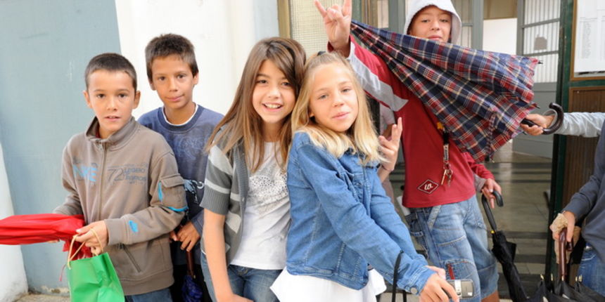 Zadar, 060910.
Danas 6. rujna pocela je skola.
Na fotografiji: djeca ispred osnovne skole Petar Preradovic.
Foto: Andrija Lucic / CROPIX Zadar, 060910.
Danas 6. rujna pocela je skola.
Na fotografiji: djeca ispred osnovne skole Petar Preradovic.
Foto: Andrija Lucic / CROPIX