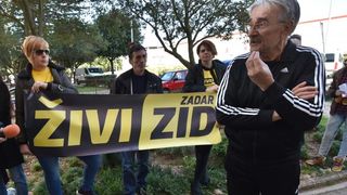 Ispred zadarskog Centra za socijalnu skrb, odrzan je prosvjed kako bi se izrazilo nezadovoljstvo nacinom rada djelatnika ove institucije. Prosvjed je potaknut nedavnim zbivanjima u skucaju obiteli Bozic. Photo: Dino Stanin/PIXSELL Autor  Dino Stanin/PIXS