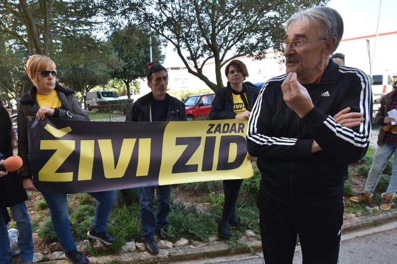 Ispred zadarskog Centra za socijalnu skrb, odrzan je prosvjed kako bi se izrazilo nezadovoljstvo nacinom rada djelatnika ove institucije. Prosvjed je potaknut nedavnim zbivanjima u skucaju obiteli Bozic. Photo: Dino Stanin/PIXSELL Autor  Dino Stanin/PIXS