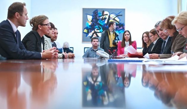 Stranka Odrzvi razvoj Hrvatske (ORaH) na celu s Mirelom Holy predala je u Hrvatskom saboru svoje kandidacijske liste za parlamentarne izbore Drzavnom izbornom povjerenstvu (DIP) kojem su urucili i poklon iznenadjenja. Photo: Sanjin Strukic/PIXSELL