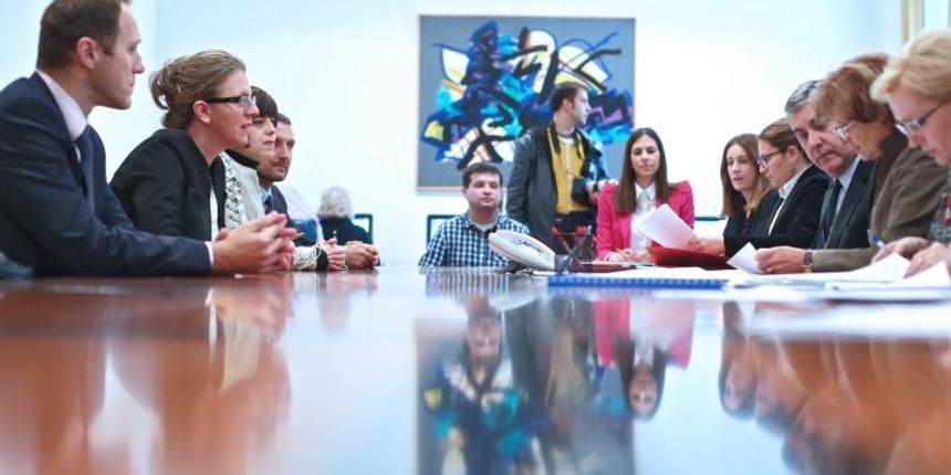 Stranka Odrzvi razvoj Hrvatske (ORaH) na celu s Mirelom Holy predala je u Hrvatskom saboru svoje kandidacijske liste za parlamentarne izbore Drzavnom izbornom povjerenstvu (DIP) kojem su urucili i poklon iznenadjenja. Photo: Sanjin Strukic/PIXSELL