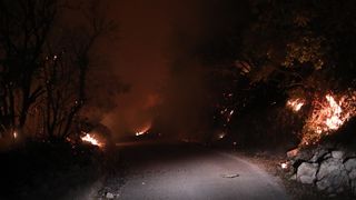 Tučepi: Požar se širi, zahvatio ranč i kuće, vatrogasci u akciji