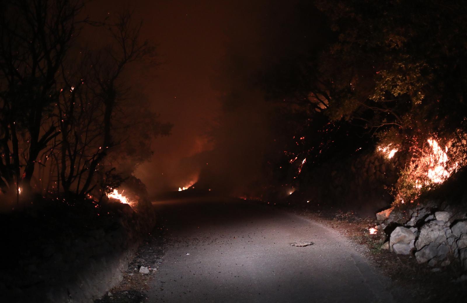 Tučepi: Požar se širi, zahvatio ranč i kuće, vatrogasci u akciji