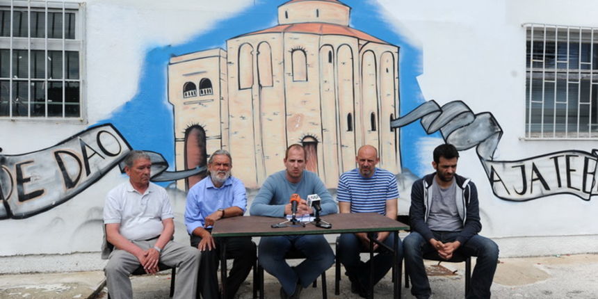 Zadar, 080513.
Akcija mladih je jutros sazvala konferenciju za novinare na kojoj su optuzili clanove HDZ-a za prijetnje clanovima s njihove liste.
Na fotografiji: u sredini – Vice Profaca, Ante Rubesa i Marko Pupic Bakrac.
Foto: Luka Gerlanc / CROPIX Zadar, 080513.
Akcija mladih je jutros sazvala konferenciju za novinare na kojoj su optuzili clanove HDZ-a za prijetnje clanovima s njihove liste.
Na fotografiji: u sredini – Vice Profaca, Ante Rubesa i Marko Pupic Bakrac.
Foto: Luka Gerlanc / CROPIX