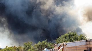 Veliki požar kod Smokovića zahvatio i parkirane automobile