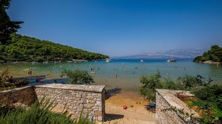 Uvala Lovrečina: Egzotična pješčana oaza na Braču u kojoj su uživali i stari Rimljani Uvala Lovrečina: Egzotična pješčana oaza na Braču u kojoj su uživali i stari Rimljani