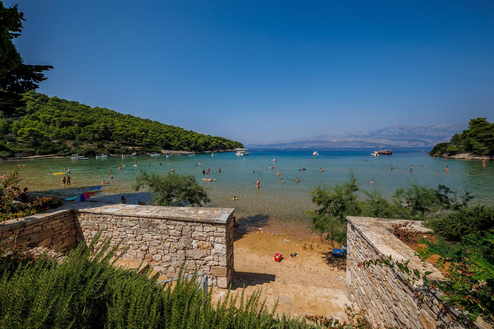 Uvala Lovrečina: Egzotična pješčana oaza na Braču u kojoj su uživali i stari Rimljani Uvala Lovrečina: Egzotična pješčana oaza na Braču u kojoj su uživali i stari Rimljani