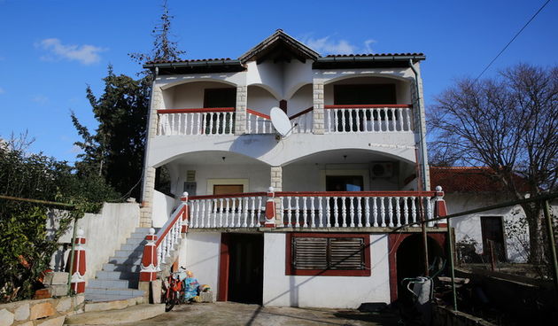 Sv. Filip i Jakov, Zadar, 150113.
Zbog pokusaja ubojstva, policija je uz kaznenu prijavu privela 54-godisnjeg I.T. sa biogradskog podrucja. Prema prvim informacijama iz policije, 54-godisnjak je u nedjelju u ranim jutarnjim satima u obiteljskoj kuci u Sv.